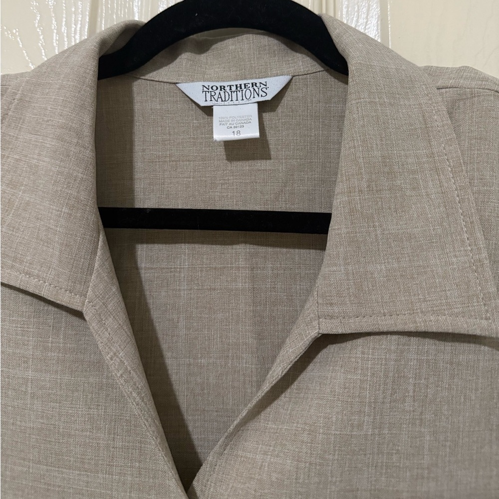 Northern Traditions Beige Button Front Blouse w/ Shoulder Pads | Size 18 - Picture 4 of 12
